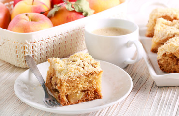 Apple and raisin crumble topping cake