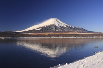 Fototapeta premium 雪に覆われた富士山