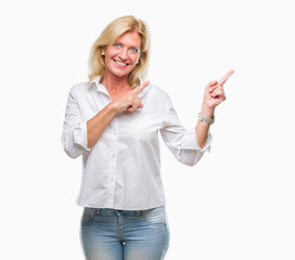 Obraz premium Middle age blonde business woman over isolated background smiling and looking at the camera pointing with two hands and fingers to the side.