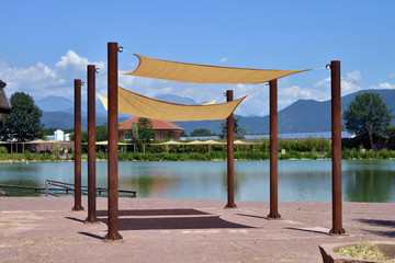 un gazebo sul bordo di un lago