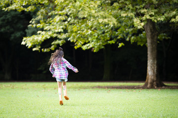 長靴を履いて遊ぶ女の子