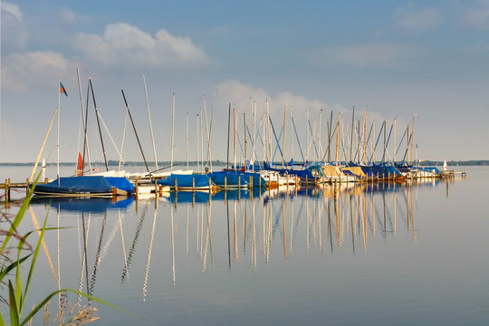 Ein Steg mit Segelbooten auf dem windstillen Steinhuder Meer