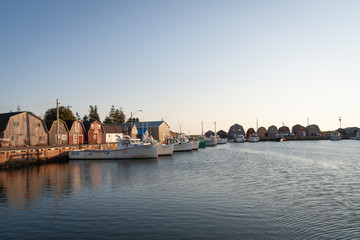 Obraz premium Boats docked at the wharf on a calm morning