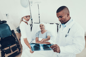 Obraz premium Doctor and Nurse in Ward. Doctor looks X-ray.