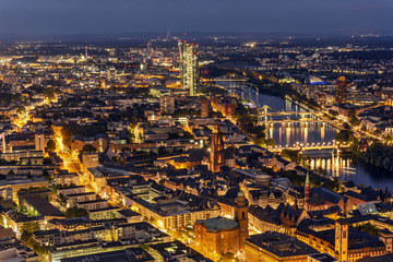 Obraz premium Blick vom Main Tower auf die historische Altstadt von Frankfurt am Main mit der Europäischen Zentralbank im Hintergrund