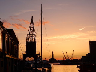 Fototapeta na wymiar tramonto al porto di Genova