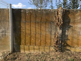 Ombres du grillage sur la barriere