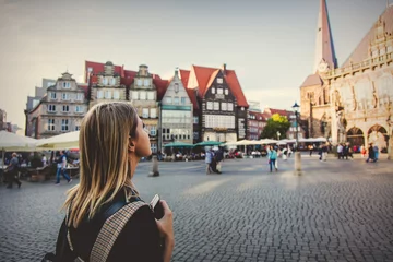Junge Dame im Kleid auf der mittelalterlichen Straße von Bremen, Deutschland. Trevel-Destination-Konzept © Masson