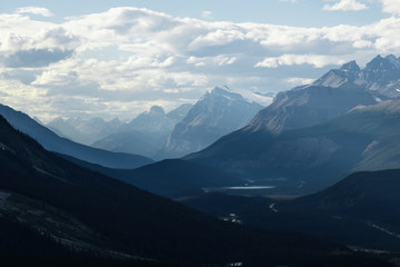 Fototapeta premium Dramatic landscape along the Icefields Parkway, Canada