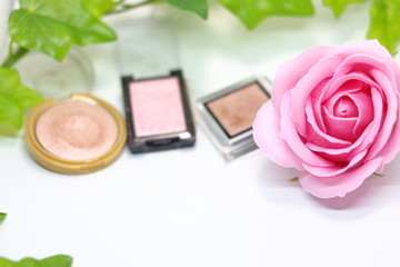 薔薇と3つのアイシャドウとアイビー	