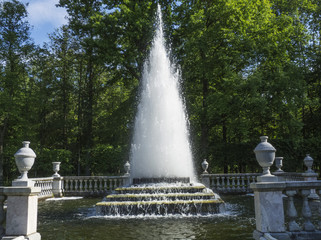 Fototapeta na wymiar Beautiful fountain in the Park