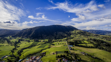 Obraz premium Montaña verde