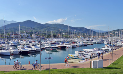 barche in un piccolo porto della Liguria