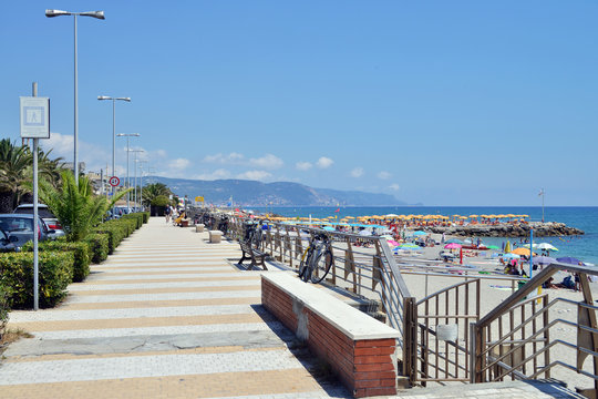veduta di alcuni angoli del lungomare di Loano