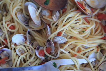 piatto di spaghetti alle vongole serviti su un piatto di portata