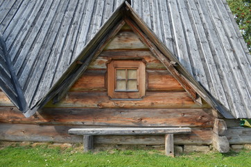 Podhalańskie górskie drewniane chaty © Ewa