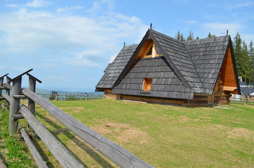 Podhalańskie górskie drewniane chaty © Ewa