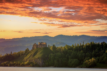 zachód słońca na zamku Czorsztyn w Pieninach