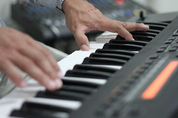 tocando teclado