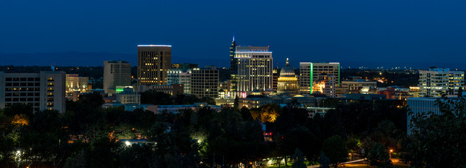 Obraz premium Classic skyline of Boise Idaho seen at night with deep blue morning sky