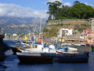 Fototapeta na wymiar Sorrento Harbor with Boats, Hotels and Mountain Backdrop