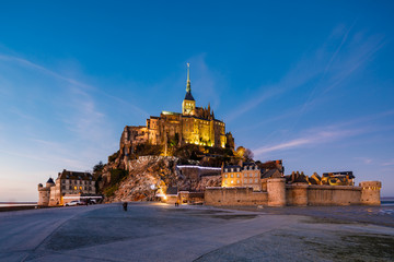 Burg und Kirche auf Insel mit Festungsmauer in Meeresbucht bei Ebbe 