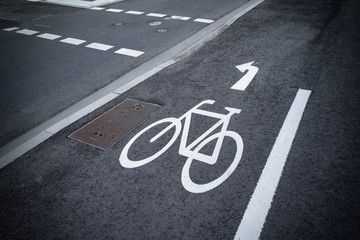 Radweg mit Rad-Symbol in der Stadt