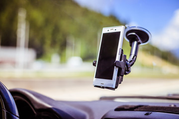 Verkehr auf Autobahn, Asphalt, Autos und blauer Himmel