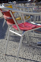 Chaises sur la place Saint Roch à Mont de Marsan