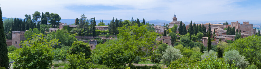 Fototapeta na wymiar Blick von Generalife auf Alhambra, Granada, Andalusien, Spanien