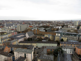  blick über frankfurt am main fotografiert während einer sightseeing tour von einer kirchturmplattform in frankfurt am main mit einem weitwinkel objektiv