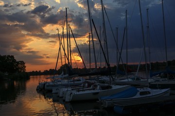 Sonnenuntergang hinter Segelbooten