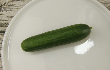 Mini concombre sur une assiette