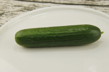 Mini concombre sur une assiette