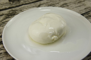 Burrata sur une assiette