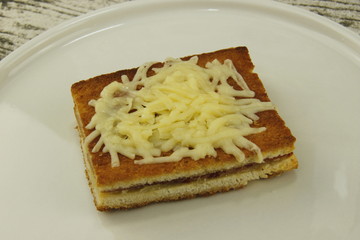 Toast jambon fromage dans une assiette