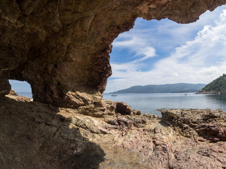 Felsenhöhle mit Blick auf das Meer, Elba, Italien