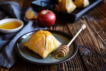 Rolgordijnen Baked apple dumplings with honey © noirchocolate