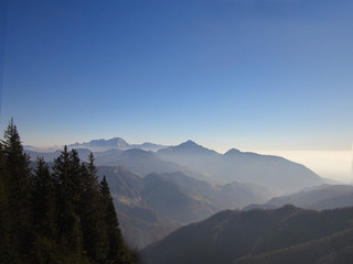 Obraz premium Panoramic view of the Slovenian alps landscape with fog in the valley