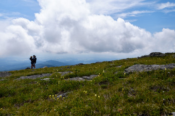 Fototapeta premium Young couple embracing on a mountaintop