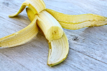 banane ouverte,peau,isolé © Patryssia