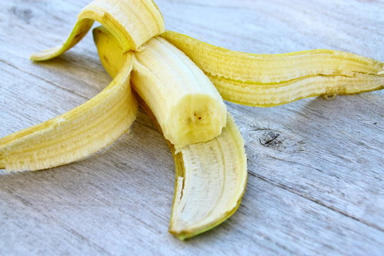 banane ouverte,peau,isol&eacute;