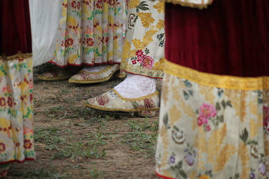 scarpe e abito sardo da donna