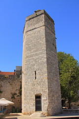 Fototapeta na wymiar Chorwacja, Zadar - licząca 26 metrów wysokości zabytkowa Wieża Kapitana (Kapetanova kula) na Placu Pięciu Studni, pochodząca z XIII wieku.