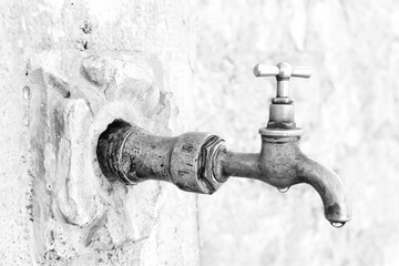 GRIFO DE FUENTE BLANCO Y NEGRO