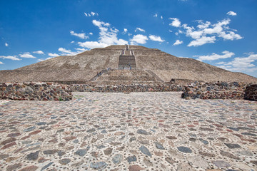 Fototapeta na wymiar Landmark Teotihuacan pyramids located close to Mexico City