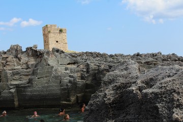 Mar con rocas del sud de Italia