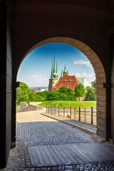 Blick durch ein Tor auf den Dom St. Marien und die Severikirche in Erfurt, Thüringen © sehbaer_nrw