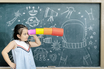 Children are learning, Holding a telescope made of paper.