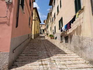 Alte steinerne Treppe in einer Gasse der Altstadt von Porto Ferraio, Elba, Italien